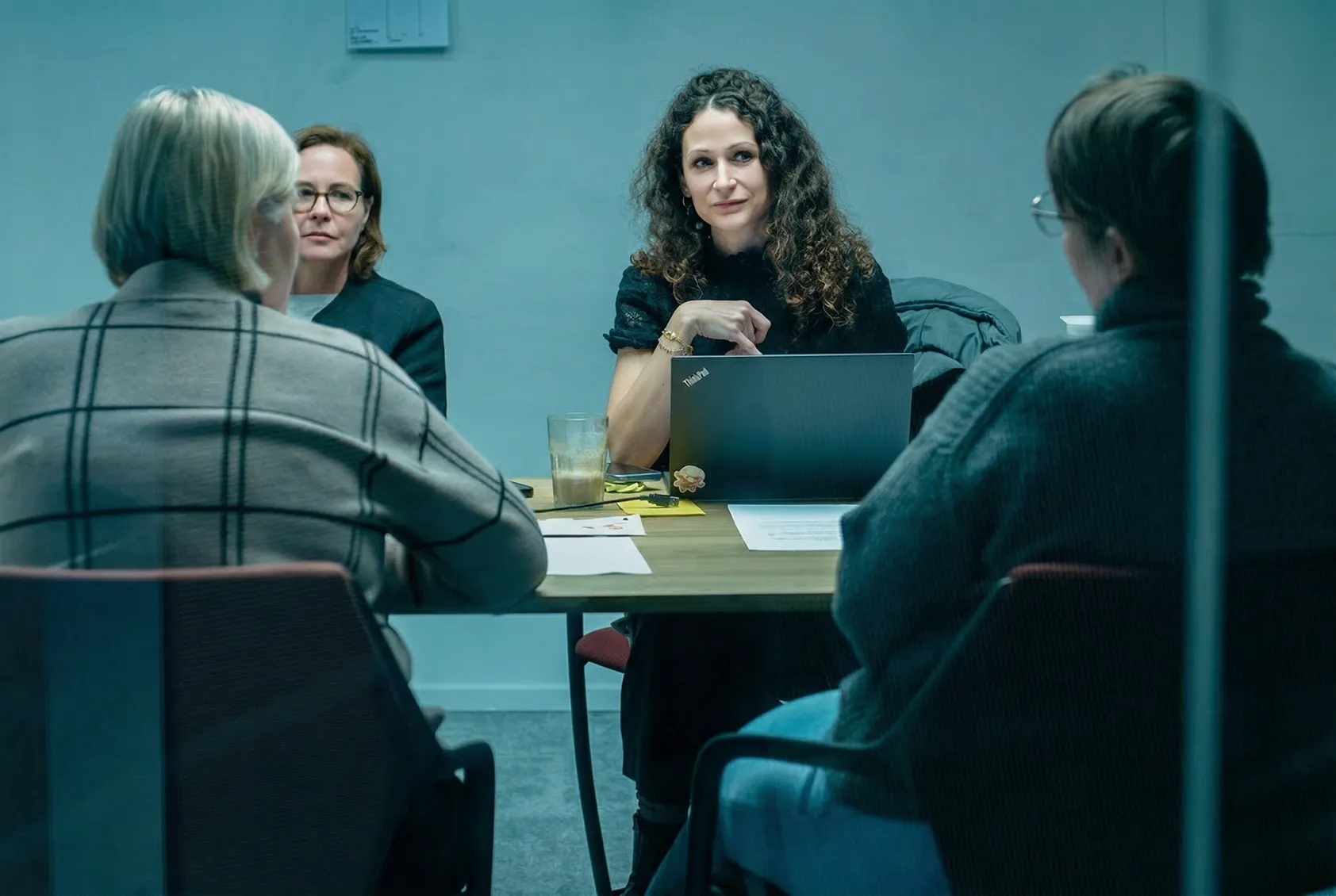 Workshop: Team arbeitet gemeinsam am Tisch